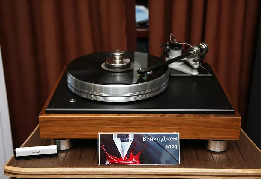 Проигрыватель виниловых пластинок VPI Classic Signature с фирменным 10-ти дюймовым тонармом и MC-картриджем VPI Goldy