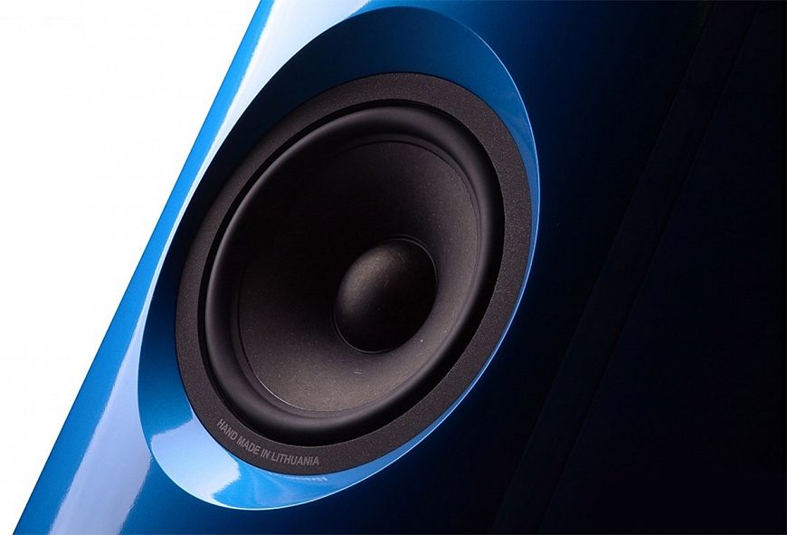 AudioSolutions Virtuoso B — трехполосные полочные мониторы из Литвы