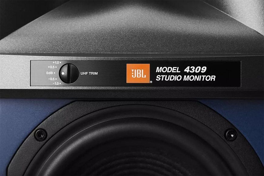 JBL 4309 — компактное ретро в синем