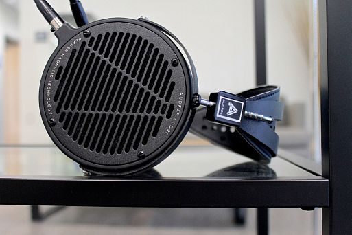 Магнепланарные наушники Audeze